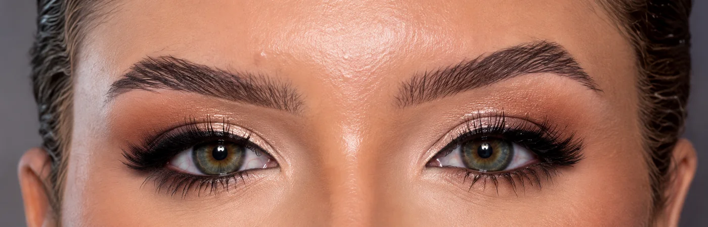 Olhos depois da maquiagem e sobrancelha