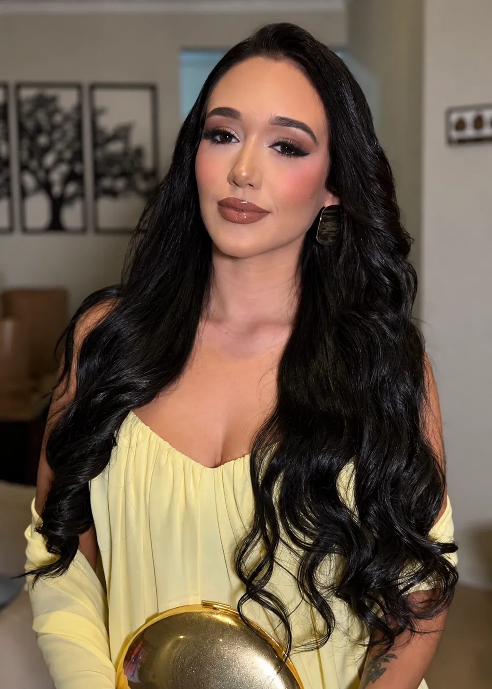 Maquiagem de festa com esfumado rosé, cílios volumosos e cabelo preto ondulado