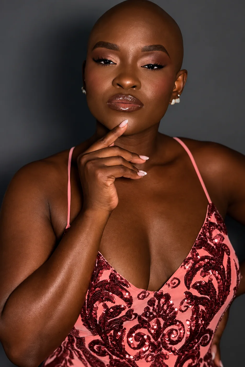Maquiagem glow em pele negra retinta, com esfumado marrom e boca nude com gloss