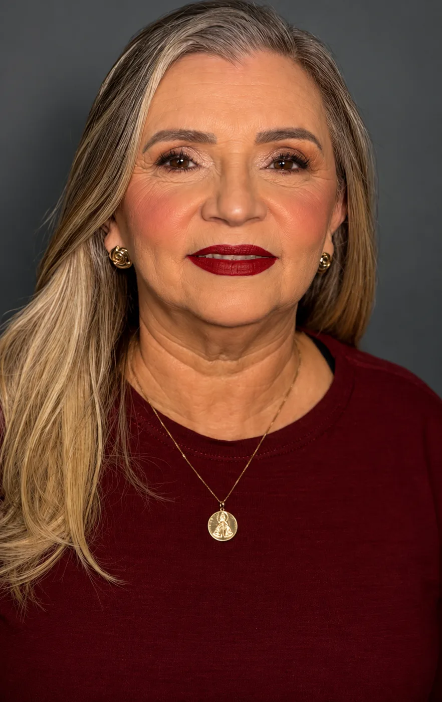 Maquiagem em pele madura com batom vermelho clássico e acabamento leve
