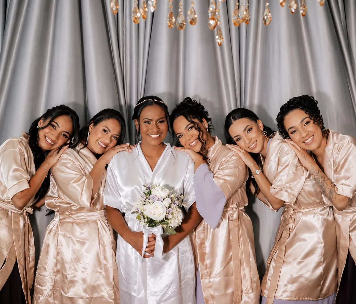 Noiva e madrinhas maquiadas no dia do casamento